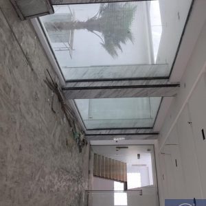 Cầu thang kính tay vịn gỗ