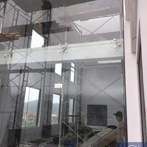 Vách kính dùng chân nhện