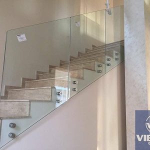 Cầu thang kính tay vịn inox