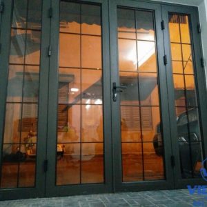 Cửa đi mở quay nhôm Xingfa được thi công bởi Việt Hà Glass