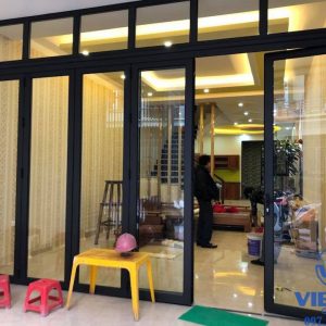 Cửa đi mở quay nhôm Xingfa được thi công bởi Việt Hà Glass