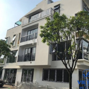 Cửa đi mở trượt nhôm Xingfa được thi công bởi Việt Hà Glass