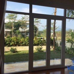 Cửa đi mở trượt nhôm Xingfa được thi công bởi Việt Hà Glass