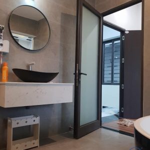 Cửa đi mở quay nhôm Xingfa được thi công bởi Việt Hà Glass