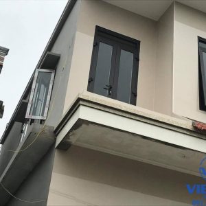 Cửa sổ mở hất được thi công bởi Viết Hà Glass