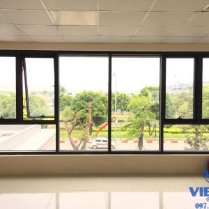 Cửa sổ mở hất nhôm Xingfa được thi công bởi Việt Hà Glass
