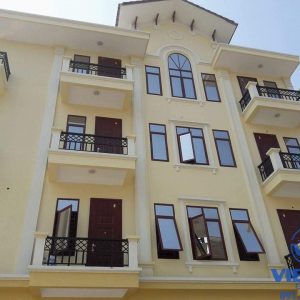 Cửa sổ mở hất nhôm Xingfa được thi công bởi Việt Hà Glass