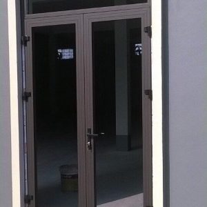 Cửa đi mở quay nhôm Xingfa được thi công bởi Việt Hà Glass
