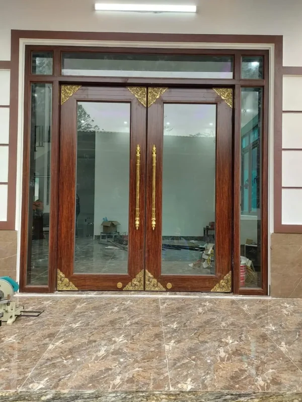 Cửa đại thủy lực tay nắm vàng đồng chạm khắc hoa văn