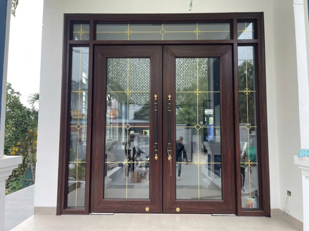 Cửa nhôm thủy lực cao cấp lắp hiên nhà có sân vườn