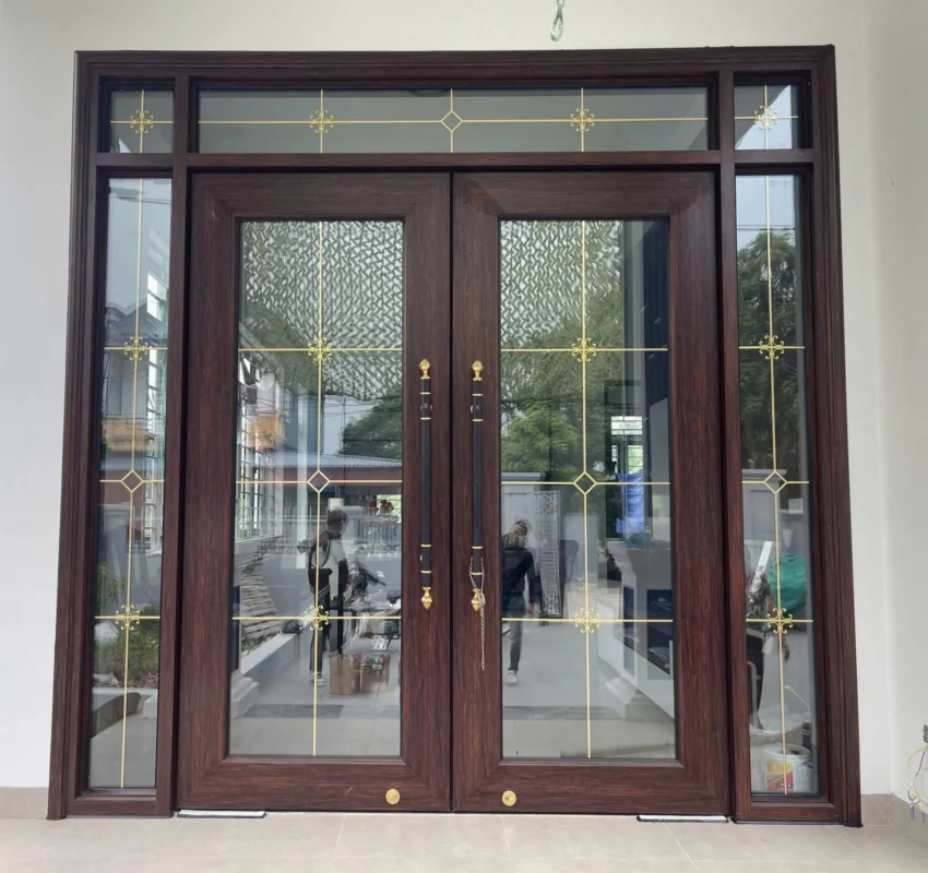 Cận cảnh cửa nhôm thủy lực cao cấp khung vân gỗ