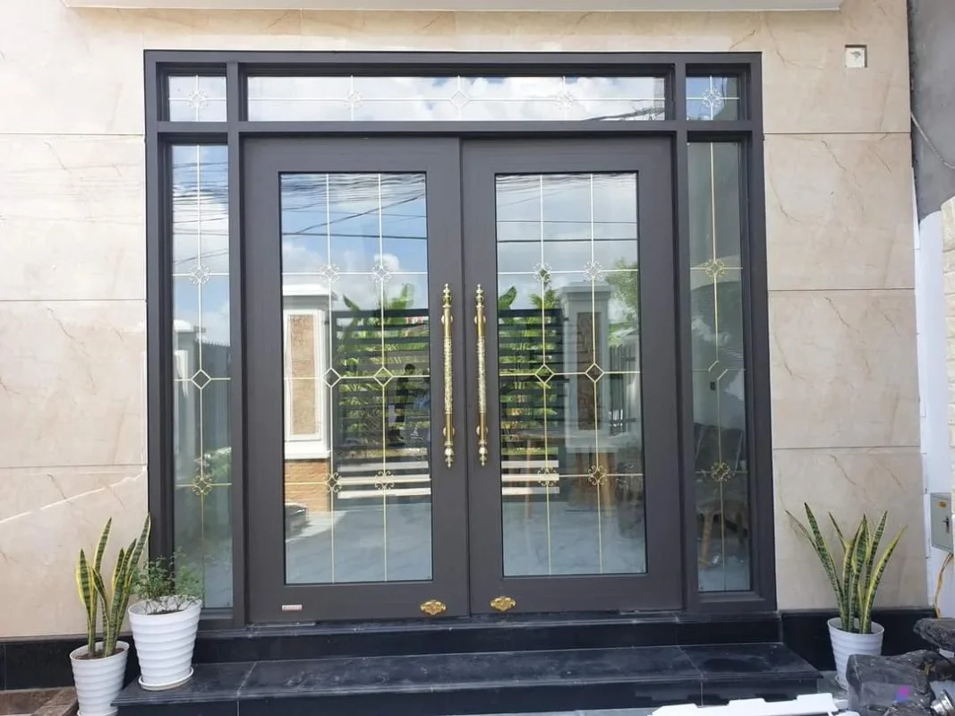 Cửa nhôm thủy lực cao cấp khung đen sau khi hoàn thiện