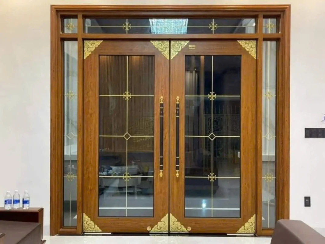 Góc dát vàng chạm hoa văn trên cửa nhôm thủy lực cao cấp