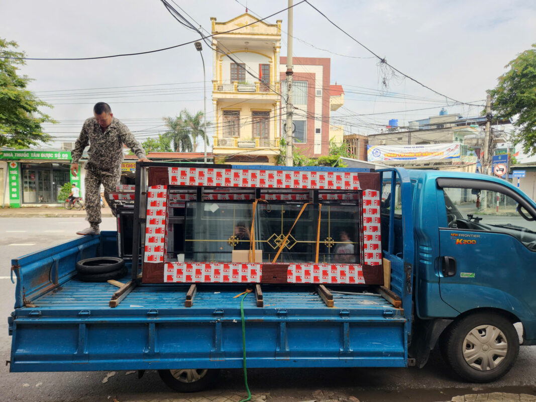 Công nhân Nhôm Kính Việt Hà xếp cửa nhôm BLK giao khách hàng