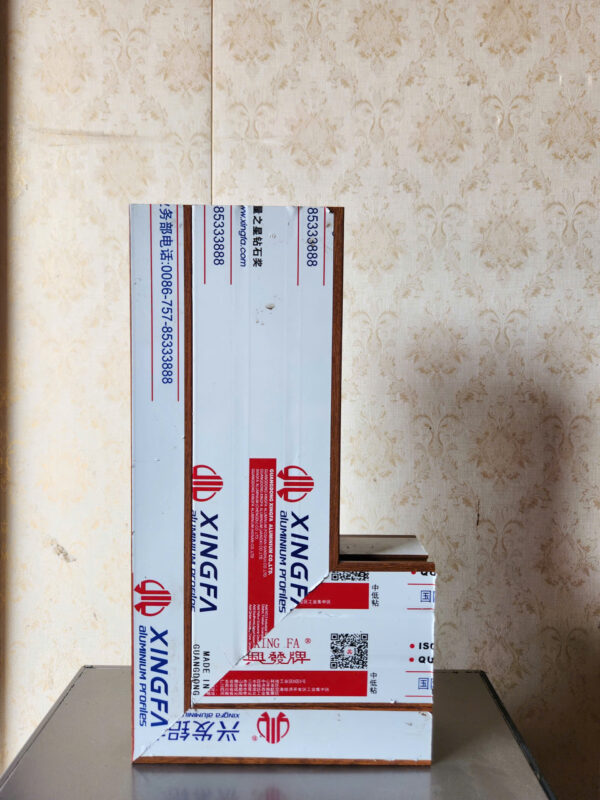 Mẫu góc cửa nhôm Xingfa Cận cảnh mẫu góc ghép của thanh nhôm Xingfa, thể hiện độ hoàn thiện và độ khít của mối nối.
