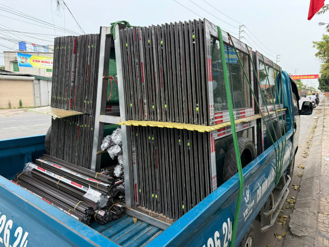 Máy móc gia công tại xưởng nhôm kính Việt Hà