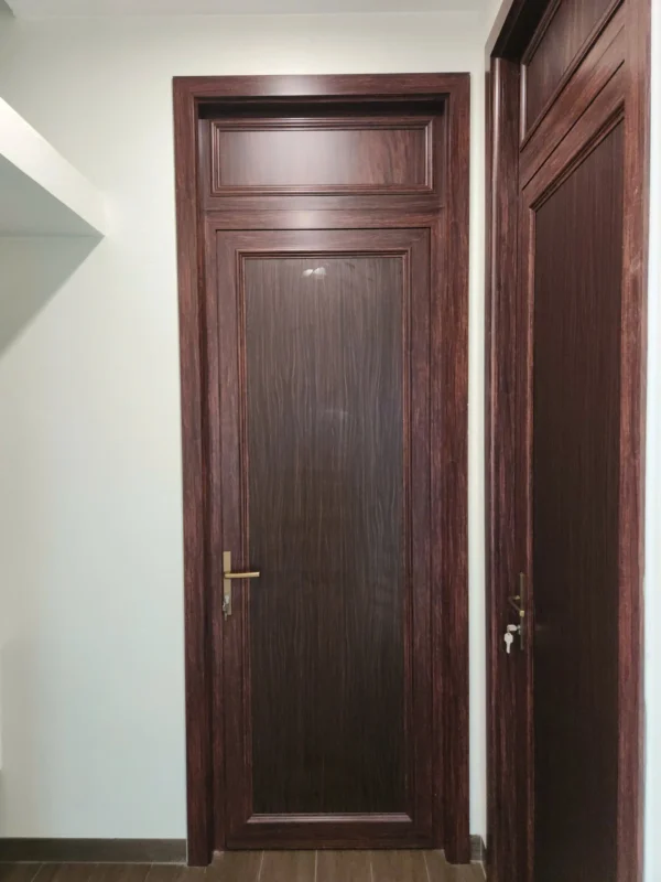 Cửa đi thông phòng nhôm màu vân gỗ mẫu 2