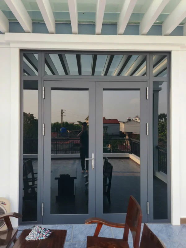 Lắp cửa nhôm kính tại Đông Hưng Thái Bình - mở quay 2 cánh fix 2 bên