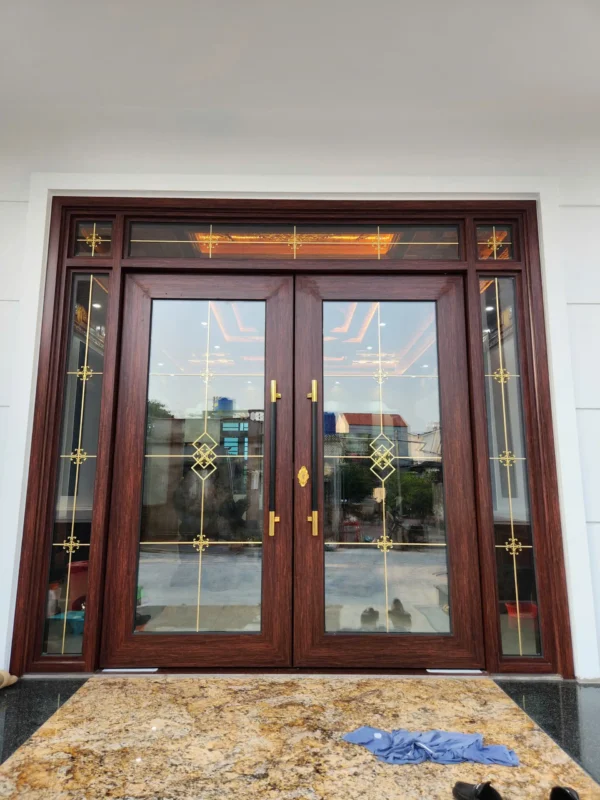 Đơn vị thi công cửa nhôm kính uy tín Đông Hưng - cửa thủy lực nhôm BLK vân gỗ trắc