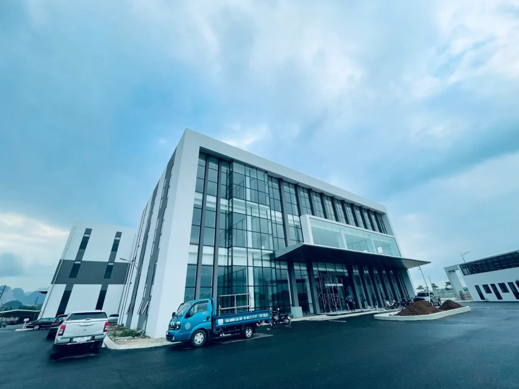 Vách kính mặt dựng công ty sản xuất do Việt Hà thi công
