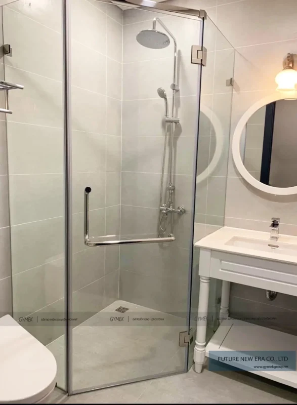 Cabin tắm góc 135 độ có mặt kính chéo làm cửa ra vào, hai vách kính sát tường