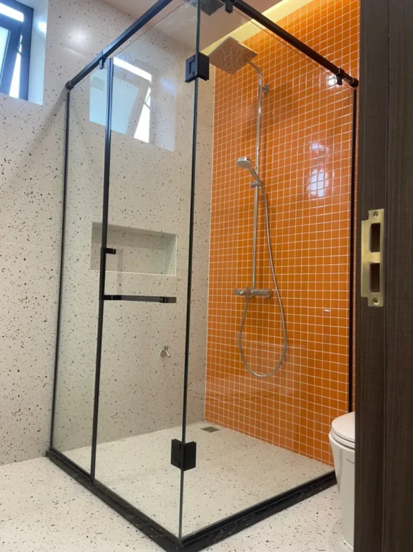 Cabin tắm góc vuông 90 độ gồm hai vách kính ghép ở góc phòng tắm
