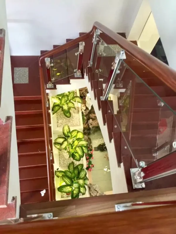 Cầu thang kính chân hợp kim tại công trình