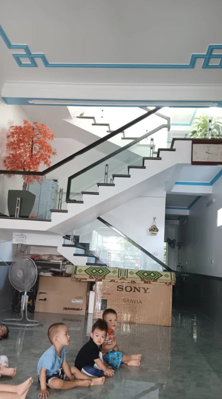 Cầu thang kính chân trụ cao tại công trình