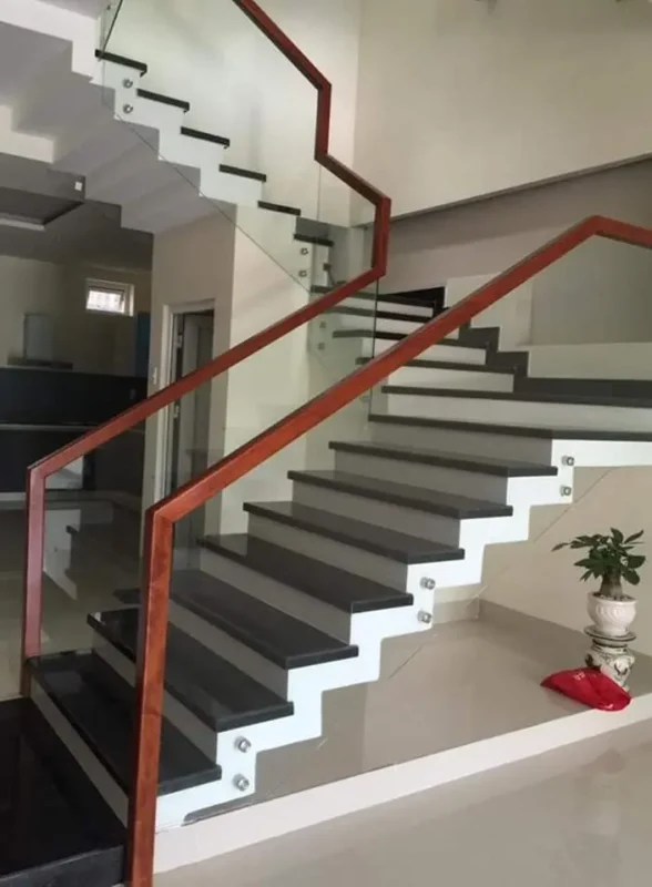 Cầu thang kính củ pát (ốc cách) tại công trình