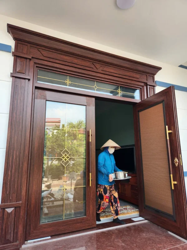 Cửa chính thủy lực nhôm kính đang mở một cánh