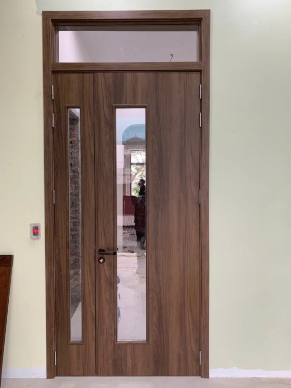 Cửa composite hai cánh lệch màu nâu đậm có ô kính dài và ô kính thoáng phía trên