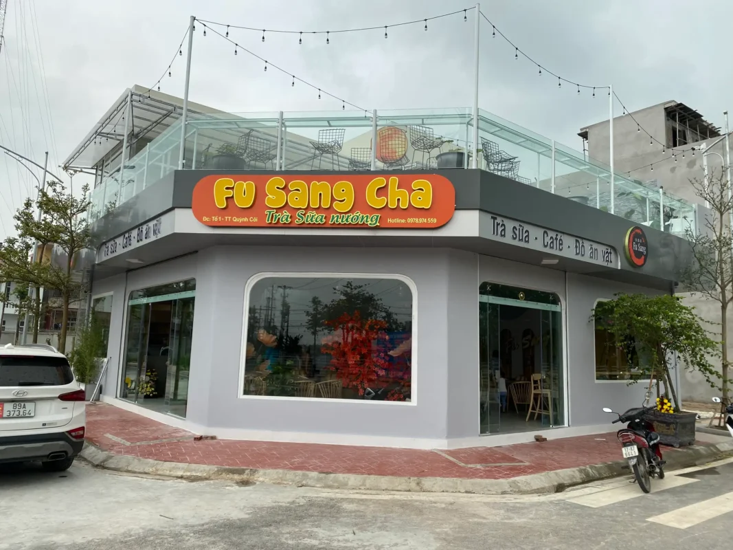 Cửa nhôm kính nhà hàng, quán cà phê Thái Bình ở mặt tiền quán trà sữa góc phố có sân thượng lan can kính
