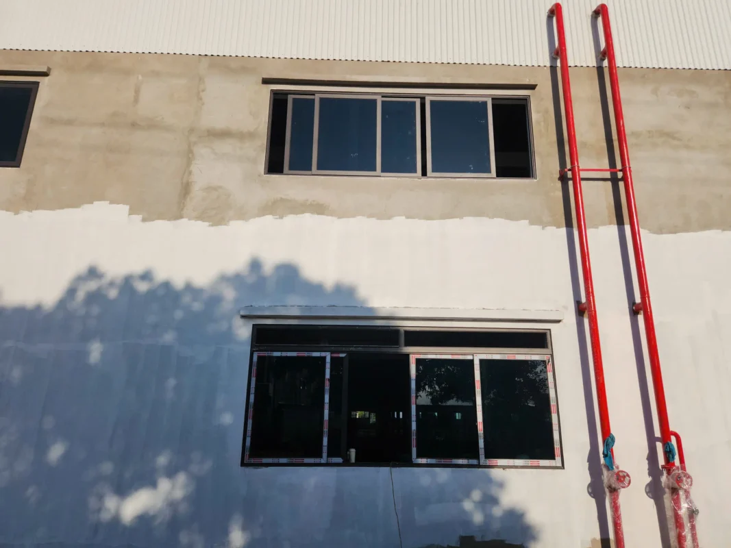 Cửa nhôm kính nhà xưởng dạng cửa sổ lùa đã lắp trên tường hai tầng