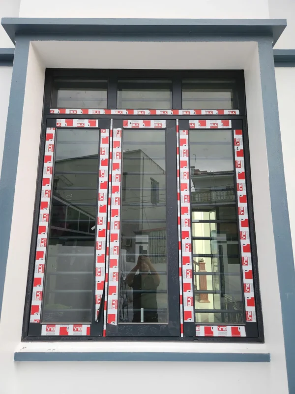 Cửa sổ nhôm màu đen ba cánh có ô thoáng phía trên, thanh nhôm còn tem BLK Aluminium