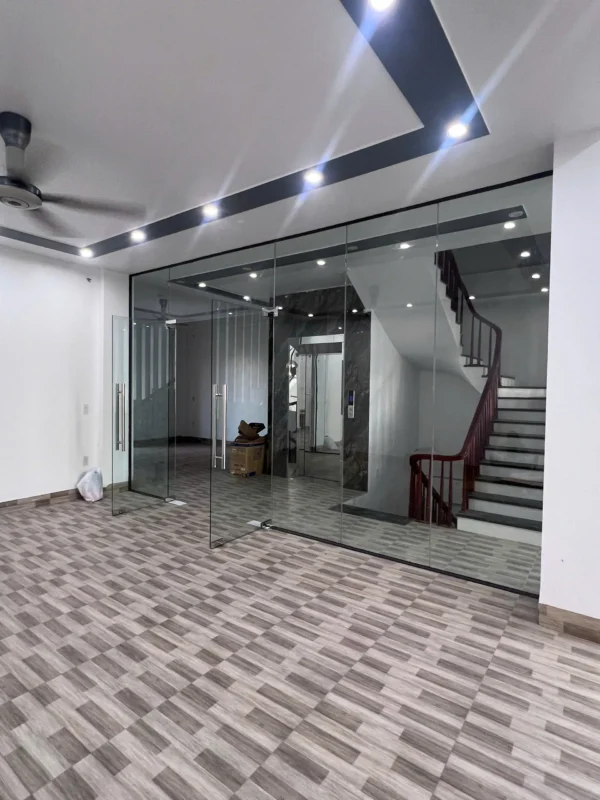 Đơn vị lắp vách kính cường lực uy tín: vách kính cửa hai cánh tay nắm inox hoàn thiện