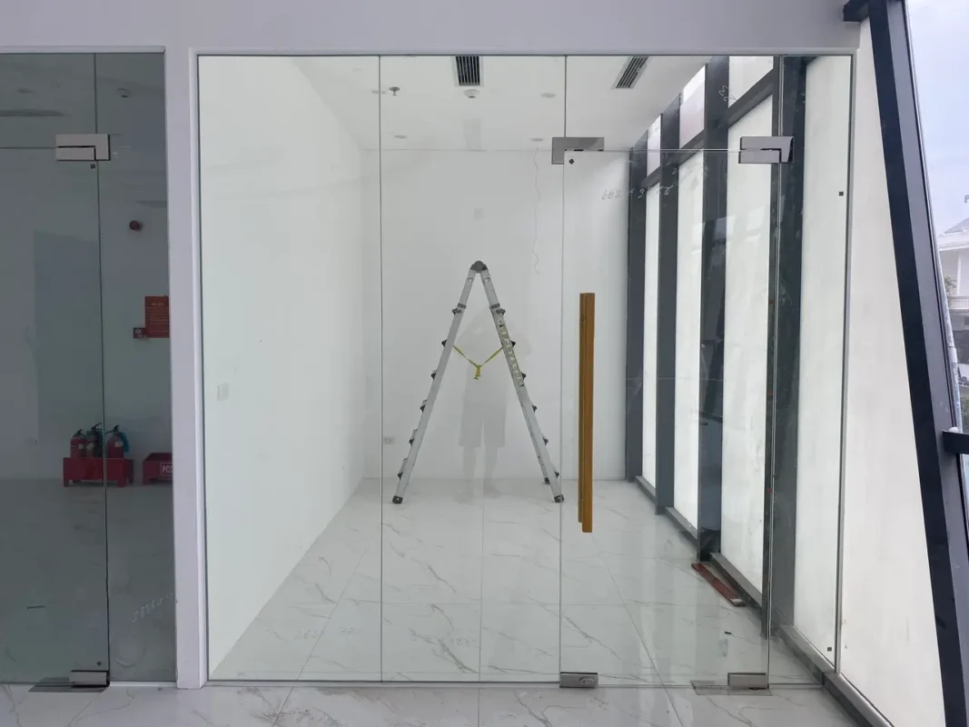 Đơn vị thi công vách kính văn phòng uy tín Thái Bình: vách kính cửa tay nắm inox vân gỗ