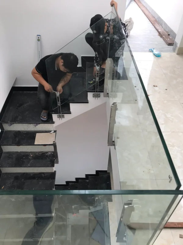 Mẫu cầu thang kính chân trụ cao