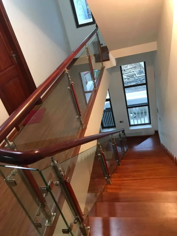Mẫu cầu thang kính chân hợp kim