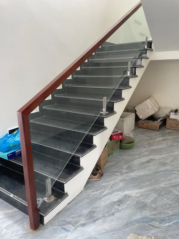 Cầu thang kính vừa hoàn thiện tại công trình