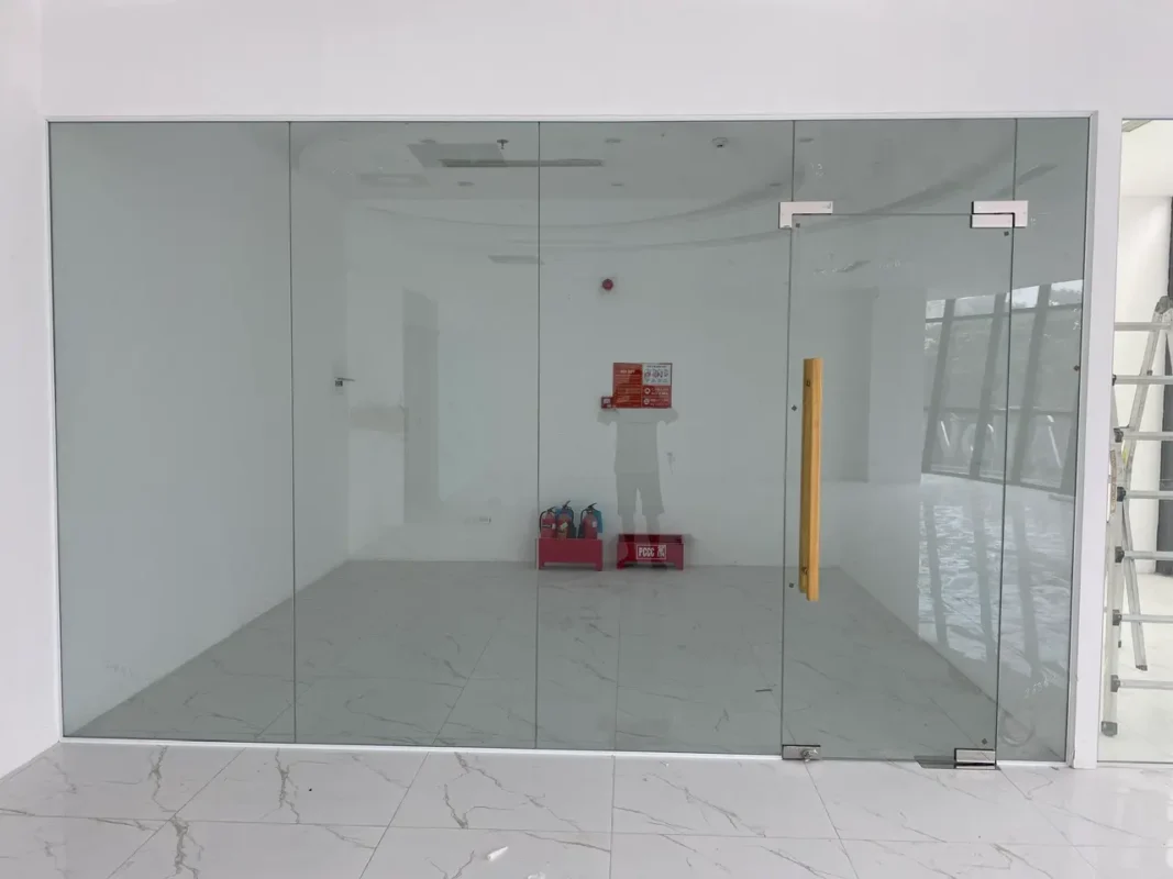 Làm vách kính văn phòng Thái Bình: vách kính cường lực cửa tay nắm inox vân gỗ