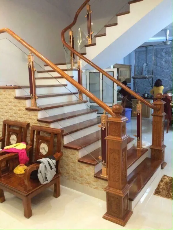 Kiểu cầu thang kính chân hợp kim phổ biến