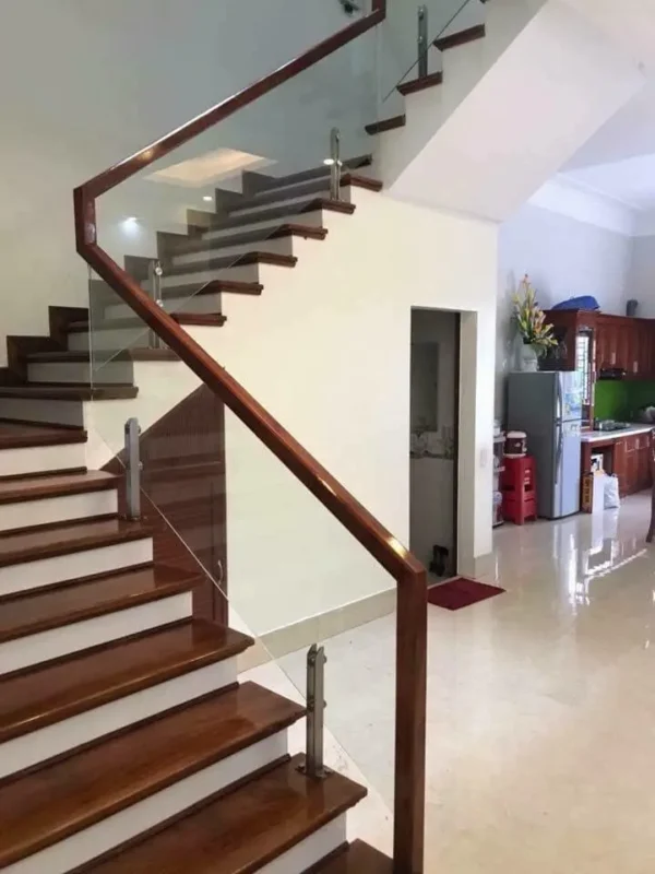 Kiểu cầu thang kính chân lửng, chân ngàm phổ biến