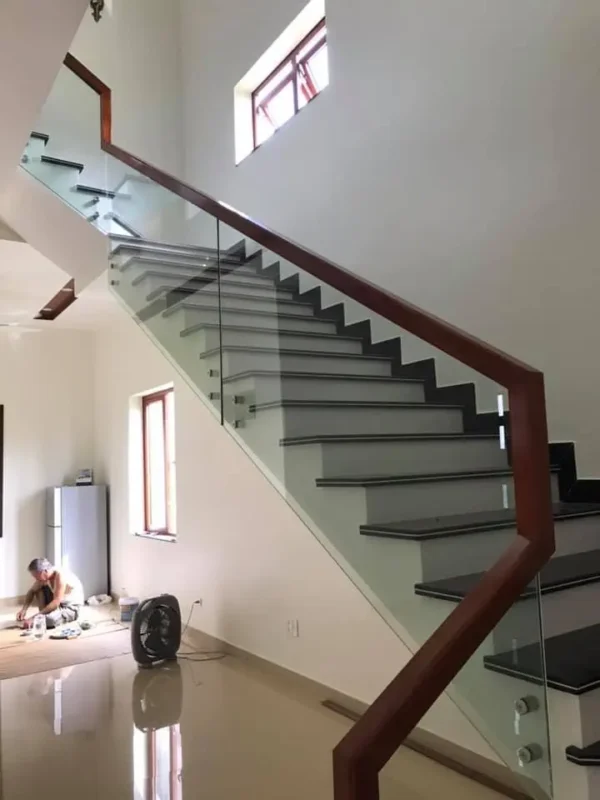 Kiểu cầu thang kính củ pát (ốc cách) phổ biến