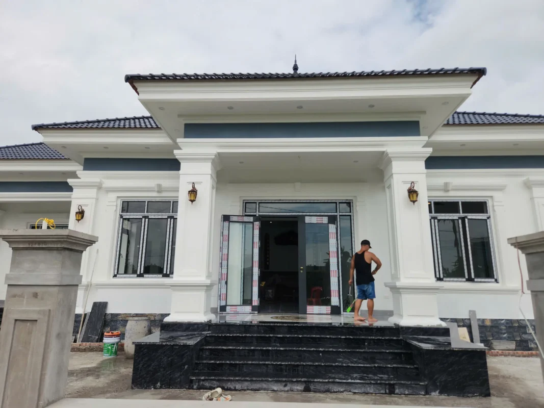 Nhà mái Nhật thi công cửa nhôm màu ghi xám