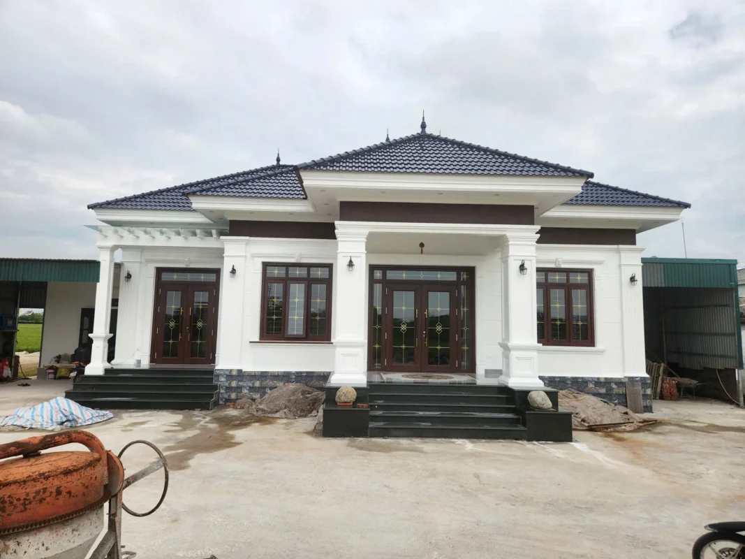 Nhà mái Nhật thi công cửa nhôm kính màu vân gỗ