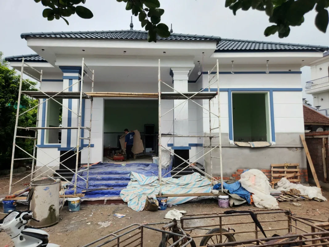 Ngôi nhà mái Nhật đang xây dựng, chuẩn bị làm cửa nhôm kính Thái Thụy