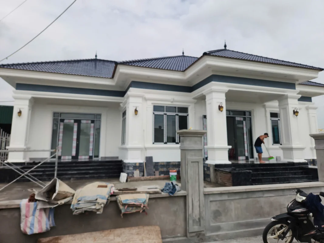 Nhà mái Nhật mới thi công cửa nhôm kính hoàn thiện