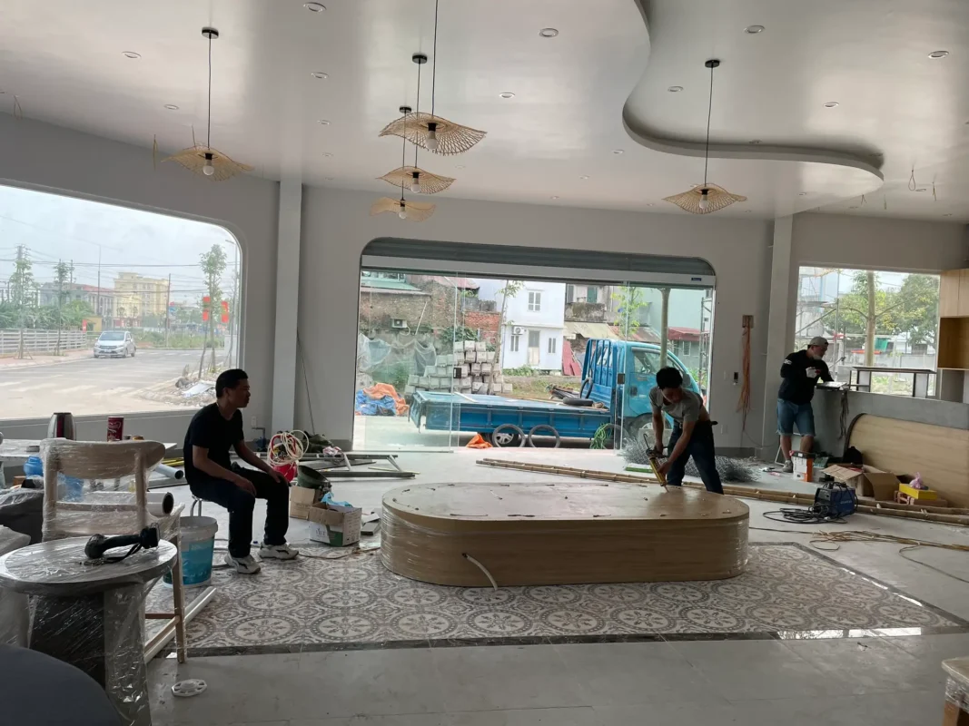 Không gian bên trong quán cà phê nhìn ra cửa kính ra vào và ô cửa sổ kính lớn