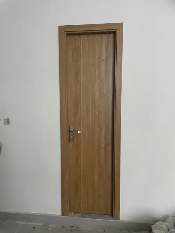 Thi công cửa composite tại Thái Bình: cánh phẳng vân sồi khổ hẹp, nhà đang hoàn thiện