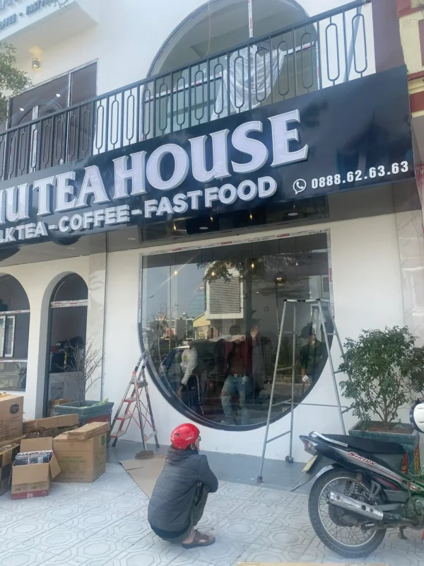 Thợ đang thi công cửa nhôm kính quán cà phê Thái Bình với ô kính lớn ở mặt tiền